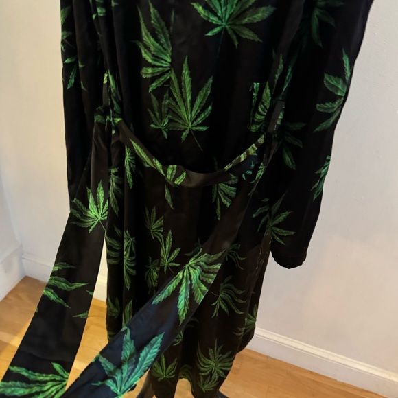 We Are Leone Long Silk Cannabis Leaf Duster Kimono with Belt XS/S - Picture 10 of 14